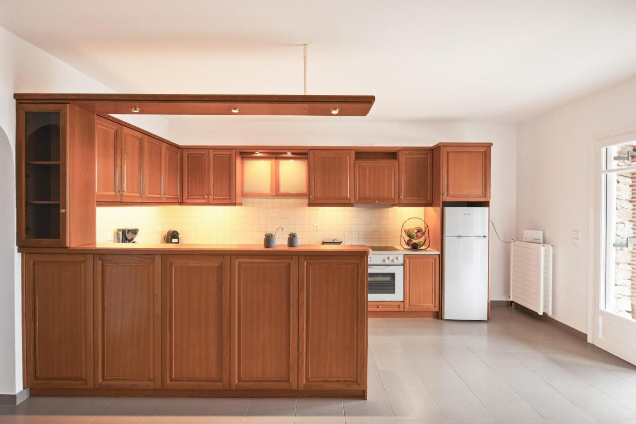 Amazing 2 Bedroom Apartment Overlooking The Marina Of Vourkárion Exterior foto